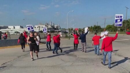 États-Unis : une grève inédite des salariés de trois constructeurs automobiles frappe le pays
                  Une grève inédite des salariés de trois constructeurs automobiles (Ford, General Motors et Stellantis) secoue en ce moment les États-Unis. Ils demandent une hausse des salaires de 40% et de nouvelles conventions collectives.