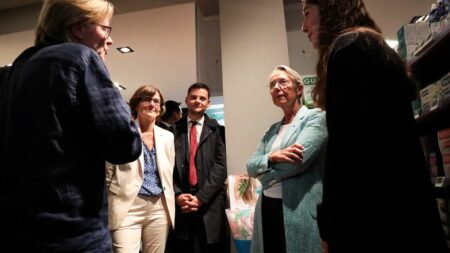 Hôpital: Hausse de 25% pour la rémunération de nuit des infirmiers, aides-soignants – Elisabeth Borne Hôpital : la rémunération de nuit des infirmiers et des aides-soignants sera "majorée de 25%", annonce Elisabeth Borne
Leur indemnité de travail le dimanche sera également augmentée de 20%. Par ailleurs, les angines et les cystites pourront être prises en charge directement en pharmacie, sans aller chez le médecin.