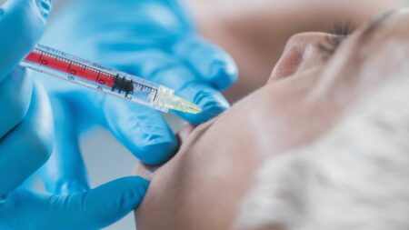 Injections illégales de botox : deux sœurs condamnées à 1 ans de prison ferme et 2 ans avec sursis pour "mise en danger d'autrui"
              Agées de 25 et 22 ans, elles étaient accusées d'avoir injecté illégalement du botox et de l'acide hyaluronique sur des centaines de clients, dont au moins 30 se sont portés parties civiles.