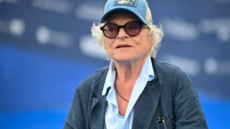 Josée Dayan : "Le jour où on n’est plus émerveillé, il faut s'arrêter de vivre"
              Tous les jours, une personnalité s'invite dans le monde d'Élodie Suigo. Mardi 19 septembre : la réalisatrice, Josée Dayan. A 21h10 sur France 2, elle fait un saut dans les années 50 et 60 avec le film "Adieu Vinyle" porté par Isabelle Adjani, Mathieu Amalric ou encore Barbara Pravi.