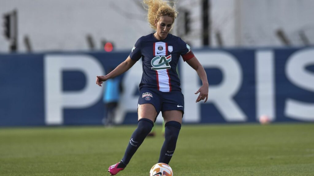 Foot : "En France, on n'aime pas les victimes", assure Kheira Hamraoui après son départ au Mexique
              L'ancienne joueuse du Paris Saint-Germain, Kheira Hamraoui, a signé au Club America en septembre 2023. Elle explique désormais vouloir évoluer dans un "environnement sain", après les "moments traumatisants" qu'elle a vécus dans la capitale.