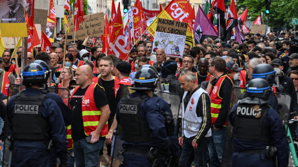 La réforme controversée des retraites de Macron prend place dans la loi française