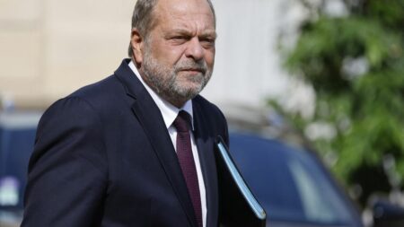 Laïcité à l’école : Eric Dupond-Moretti cherche une réponse pénale rapide aux menaces séparatistes Laïcité à l'école : le ministre de la Justice souhaite "une réponse pénale très réactive"
Dans une circulaire parue mardi, Eric Dupond-Moretti durcit le ton sur les "menaces et violences séparatistes", qui viseraient notamment le personnel de l'Education nationale.