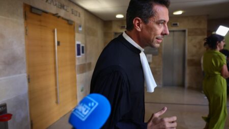 Violences sur Hedi à Marseille : le policier auteur du tir de LBD remis en liberté, annonce son avocat
              Le placement en détention provisoire de ce policier de la brigade anticriminalité (BAC) de Marseille avait provoqué la colère de nombreux policiers en France. Il est désormais "placé sous contrôle judiciaire", avec interdiction d'exercer, assure son avocat, Pierre Gassend.