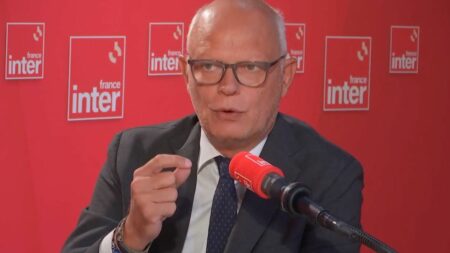 Loi Immigration: Édouard Philippe soutient le projet, prévoit des évolutions – Invité sur France Inter Projet de loi immigration : Édouard Philippe "soutient" le texte, tout en sachant "qu'il évoluera"
L'ancien Premier ministre était l'invité de France Inter, ce mercredi matin.