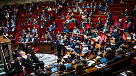 Loi immigration 2024: référendum envisagé, régularisation des travailleurs sans-papiers en débat Loi immigration : hypothèse d'un référendum, régularisation des travailleurs sans-papiers...l'issue des discussions est encore floue
Alors que l'immigration est l'un des sujets de préoccupation de la majorité en cette rentrée, chacun imagine des scénarios pour sortir de l'ornière. De nombreux rebondissements peuvent encore intervenir avant l'arrivée du projet de loi à l'Assemblée nationale en 2024.