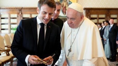 Macron défend sa décision d'assister à la messe du pape à Marseille