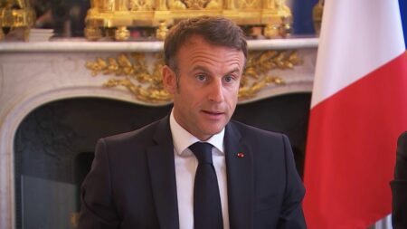 Macron promet le contrôle du prix de l’électricité lors du Conseil de planification écologique Planification écologique : Emmanuel Macron promet une reprise du "contrôle du prix de notre électricité"
Le chef de l'Etat a pris la parole après avoir réuni le Conseil de planification écologique créé après sa réélection, avec Elisabeth Borne et les ministres concernés.