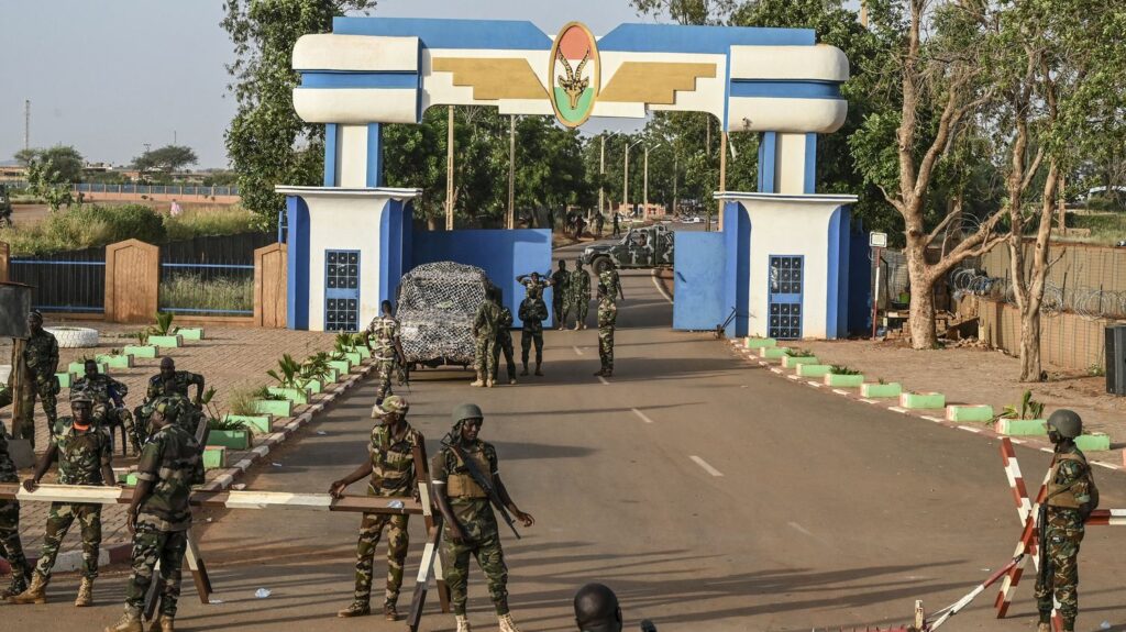 Coup d'Etat au Niger : pourquoi Emmanuel Macron a finalement décidé de rapatrier l'ambassadeur et de retirer les troupes françaises
                  Lors de son entretien sur France 2 et TF1, dimanche, le chef de l'Etat a annoncé que les 1 500 soldats français présents dans le pays plieraient bagage d'ici à la fin de l'année, comme le demandait la junte militaire.
