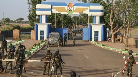 Macron rapatrie l’ambassadeur et retire les troupes françaises du Niger suite au coup d’Etat Coup d'Etat au Niger : pourquoi Emmanuel Macron a finalement décidé de rapatrier l'ambassadeur et de retirer les troupes françaises
Lors de son entretien sur France 2 et TF1, dimanche, le chef de l'Etat a annoncé que les 1 500 soldats français présents dans le pays plieraient bagage d'ici à la fin de l'année, comme le demandait la junte militaire.