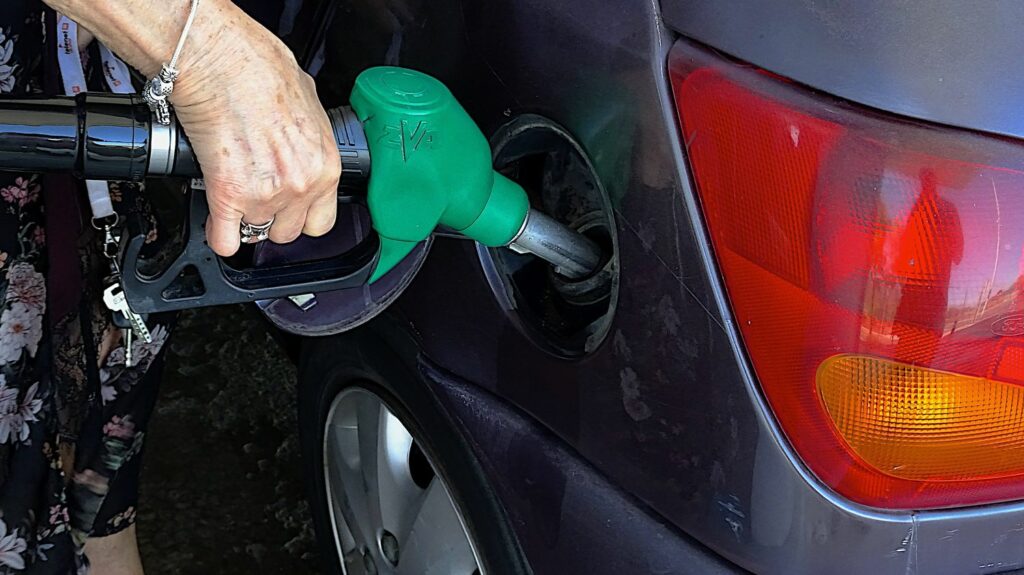 Carburant : pourquoi Emmanuel Macron choisit-il de revenir à une indemnité et pousse pour une vente à prix coûtant ?
                  Sur France 2 et TF1, le chef de l'Etat a fait plusieurs annonces pour aider les Français à faire face à la hausse des prix du carburant : une nouvelle "indemnité carburant" qui pourra aller jusqu'à 100 euros, et la vente à prix coûtant demandée aux raffineurs. Une bonne solution ?