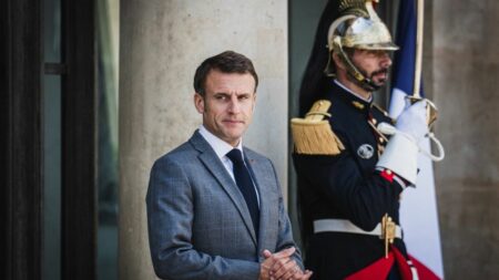 Rencontre entre Emmanuel Macron et les chefs de partis : Oliver Faure n'est "pas dupe sur l'opération de communication"
                  Les représentants de la Nupes sont arrivés groupés pour assister à la réunion des chefs des partis politiques à Saint-Denis, à l'invitation d'Emmanuel Macron. Le président de la République espère trouver des "voies" pour faire "avancer" le pays, au-delà des clivages politiques, en l'absence de majorité absolue à l'Assemblée nationale.