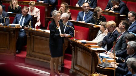 Majorité justifie l’usage du 49.3 pour la loi de programmation des finances, évoque l’opposition irréfléchie "Les oppositions ne sont pas capables d'être raisonnables" : la majorité justifie le choix du 49.3 pour faire passer la loi de programmation des finances publiques
Une image qui en rappelle d'autres : mercredi soir, lors d'une séance tendue à l'Assemblée nationale, Elisabeth Borne s'est pour la douzième fois présentée au perchoir pour engager la responsabilité de son gouvernement.