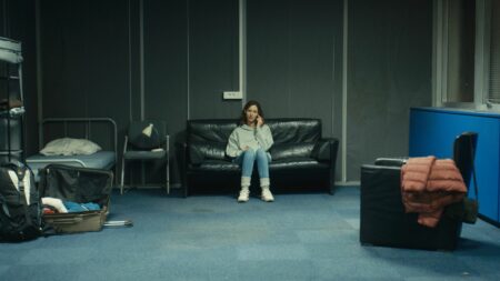 "Anti-Squat" : le dilemme d'une mère célibataire menacée d'expulsion piégée par un système sans scrupules
              Cette fiction met en lumière la galère des personnes sans logement, et pointe un système dit de "protection par l'occupation" qui protège surtout les propriétaires, aux dépend des mal-logés.