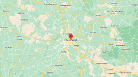 Toulouse : prison ferme pour deux mineurs accusés d'avoir défiguré une femme
              Le 19 juillet dernier, un couple a été violemment agressé place du Capitole à Toulouse. Quatre mineurs âgés de 14 à 17 ans avaient alors été interpellés.