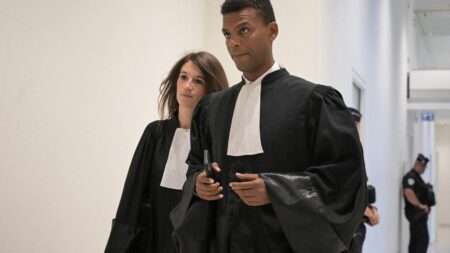 Mort d'Adama Traoré : "Les magistrats ont fait preuve d'une partialité énorme et ont tout simplement violé la loi", dénonce l'avocat de la famille
              Dans l'affaire Adama Traoré, la justice a prononcé un non-lieu pour les trois gendarmes impliqués. L'avocat de la famille de la victime estime que les juges d'instruction protègent les gendarmes. "Ils ont refusé d'effectuer les éléments d'enquête élémentaires", précise Yassine Bouzrou.