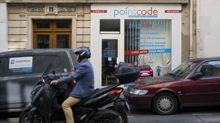 Code de la route : en quoi consiste la nouvelle version de l'examen qui entre en vigueur ce mardi ?
                  La banque de questions a été renouvelée pour mieux prendre en compte certaines évolutions sur la route, comme l'essor du vélo ou de la trottinette.