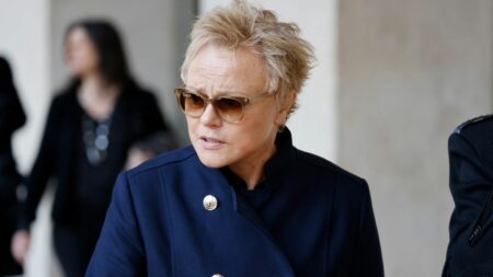 Témoignages



  

  
  

      


      

      "Certains acteurs et actrices préfèrent cacher leur orientation sexuelle" : ce qu'il se dit dans le milieu du cinéma français après le témoignage de Muriel Robin sur l'homophobie
              La comédienne de 68 ans a estimé qu'elle ne tournait presque pas au cinéma en raison de son homosexualité, et que les acteurs en général préfèrent cacher leur orientation sexuelle pour pouvoir continuer à travailler. Plusieurs personnalités du secteur estiment qu'elle a raison, et que les générations plus jeunes pourraient faire évoluer les choses.