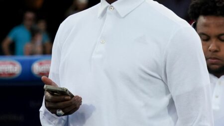 Soupçons d'extorsion sur Paul Pogba : le joueur et cinq suspects confrontés au tribunal depuis ce vendredi matin
              Le champion du monde de foot 2018, Paul Pogba, fait face à ses détracteurs au tribunal de Paris. Cinq personnes sont mises en examen pour séquestration et extorsion en bande organisée.