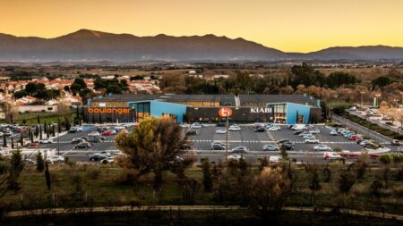 Le gouvernement lance un plan de transformation des zones commerciales
                  Au-delà de l'aspect esthétique, ces espaces dédiés au commerce semblent peu ou pas adaptés aux enjeux liés au réchauffement climatique.