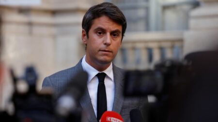 Plan gouvernemental contre le harcèlement scolaire : brigades, contrôle des portables et cours d’empathie "Brigades" dans les rectorats, confiscation du portable, cours d'empathie... Les grandes lignes du plan du gouvernement contre le harcèlement scolaire
Prévention, détection et gestion au cas par cas.... Après plusieurs cas de suicides chez des adolescents, la Première ministre va présenter un dispositif "afin de mieux prévenir les drames et poser un constat sur les défaillances existantes".