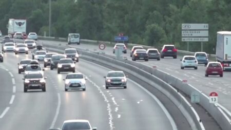 Planification écologique : plusieurs projets d'autoroutes vont être abandonnés
              Clément Beaune, le ministre des Transports, a promis le gel de plusieurs projets d'autoroutes, mardi 26 septembre, afin de diminuer les émissions de gaz à effet de serre.