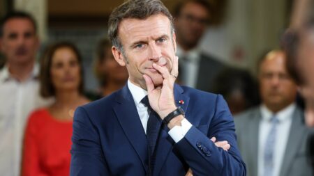 « Préférendum » de Macron: Une boîte de Pandore ? Analyse de Clément Viktorovitch sur les enjeux politiques. CHRONIQUE. Le "préférendum" évoqué par Emmanuel Macron, une boîte de Pandore ?
Clément Viktorovitch revient chaque semaine sur les débats et les enjeux politiques. Dimanche 3 septembre : la notion de "préférendum", qui pourrait faire partie des "initiatives politiques d’ampleur" voulues par le président de la République.