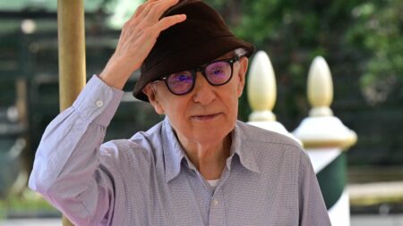 Après le malaise Polanski,, Woody Allen présente son dernier film : "Coup de chance" à la Mostra de Venise
              A 87 ans, le cinéaste Woody Allen a été consacré par quatre Oscars et 50 films, mais cette carrière exceptionnelle est plombée par des accusations d'agressions sexuelle il y a 30 ans sur sa fille adoptive Dylan, qu'il a toujours démenties et pour lesquelles il n'a pas été poursuivi.  "Coup de chance" son le 50e long-métrage, est présenté à la 80e Mostra de Venise