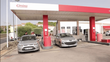 Carburants : face à la hausse des prix, les automobilistes en quête de solutions
              Le litre d'essence dépasse les deux euros dans de nombreuses stations. Ces hausses impactent les budgets de familles qui ne peuvent pas se passer de leur véhicule. Alors, chacun cherche des solutions et s’organise.