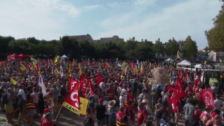 Procès des anti-bassines à Niort : des milliers de personnes dans la rue pour soutenir les neuf prévenus
              Neuf militants écologiques comparaissent à Niort, vendredi 8 septembre. Ils sont soupçonnés d’avoir participé à la mobilisation contre les bassines à Sainte-Soline. Sur place, des milliers de manifestants sont présents pour les soutenir.