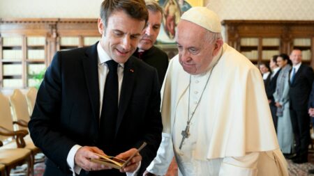 Fin de vie : la présentation du projet de loi autorisant "l'aide active à mourir" reportée à cause de la visite du pape à Marseille
                  Le pape François, opposé à l'euthanasie, se rend à Marseille les 22 et 23 septembre.