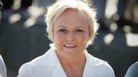 Après le témoignage de Muriel Robin dans l'émission "Quelle Epoque !", la place accordée aux interprètes LGBT mise en question
              Invitée ce samedi sur le plateau de "Quelle Epoque !" sur France 2, Muriel Robin, comédienne qui s'est publiquement déclarée lesbienne, a évoqué les difficultés qu'elle a rencontrées en raison de son homosexualité dans sa au cinéma.