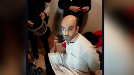 Procès de Rédoine Faïd : cinq ans après son évasion, le prisonnier face aux juges
              Le procès du braqueur récidiviste Rédoine Faïd et quelques-uns de ses proches a débuté, mardi 5 septembre. Cinq ans plus tôt, il s'était rendu coupable d'une spectaculaire tentative d'évasion.