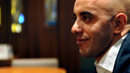 Procès de Rédoine Faïd : les conditions de détention du "roi de la belle" au cœur de sa défense
              Avant même d'être jugé pour une évasion spectaculaire en 2018 et trois mois de cavale, Rédoine Faïd encourt la perpétuité au vu de son état de récidive.