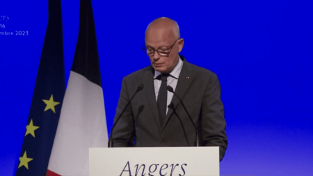 Rentrée d’Édouard Philippe et Horizons: Potentiel Présidentiel pour 2027 selon sondages Politique : Édouard Philippe et son mouvement Horizons font leur rentrée
Certains sondages le placent en tête des intentions de vote pour l’élection présidentielle de 2027. Édouard Philippe a fait sa rentrée vendredi 15 septembre avec son mouvement Horizons, à Angers. Julien Neny s’est rendu sur place.