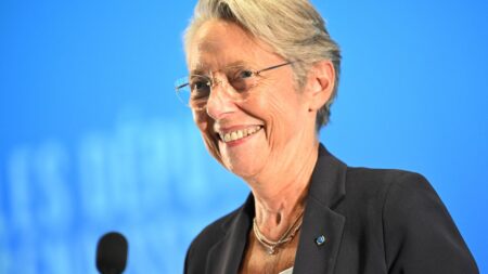 Rentrée parlementaire: E. Borne souhaite renforcer travail transpartisan, après rencontres avec présidents de groupes Rentrée parlementaire : Elisabeth Borne déclare vouloir "renforcer le travail transpartisan" après avoir reçu plusieurs présidents d'autres groupes parlementaires
En amont de la reprise du travail à l'Assemblée et au Sénat, la Première ministre s'est exprimée en clôture des journées parlementaires Renaissance.