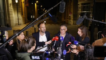 Une possible "conférence sociale", la gauche "déçue"… Ce qu'il faut retenir des douze heures de rencontre entre Emmanuel Macron et les partis
                  Le président de la République a réuni à huis clos les chefs des partis pour une rencontre qui s'est terminée au milieu de la nuit. Le principe d'un nouveau rendez-vous de ce type a été acté.