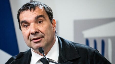 Richard Ramos propose un plafond de TICPE pour éviter la vente à perte de carburant Vente à perte du carburant : le député Richard Ramos préfère "un plafond" de la TICPE pour éviter aux distributeurs d'"apparaître comme les sauveurs des Français"
Face à la hausse des prix du carburant, le gouvernement veut permettre aux distributeurs de vendre à perte. Le député Modem du Loiret, Richard Ramos, préfère modifier la taxation du carburant.