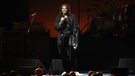 L'acteur britannique Russell Brand accusé de viol dans une enquête de médias
                  L'acteur britannique Russell Brand est accusé de viol, d'agressions sexuelles et de violence psychologique par plusieurs femmes entre 2006 et 2013, dans une enquête de trois médias publiée samedi.