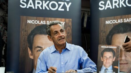 Sarkozy se distancie de Macron et critique Wauquiez, Ciotti lors d’une réunion avec Les Républicains Macron, Ciotti, Wauquiez... Les confidences salées de Nicolas Sarkozy sur l'avenir de la droite
L’ancien chef de l'Etat a profité d'un déjeuner mardi avec une quinzaine de députés Les Républicains pour prendre ses distances avec Emmanuel Macron. Sans oublier de taper sur quelques-uns de ses "amis" politiques.