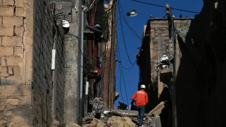 Séisme au Maroc: ‘Chances réduites de survivants’ cause architecture, déclare président ONG Secouristes sans Frontières Séisme au Maroc : avec l'architecture du pays, "les chances de retrouver des survivants sont réduites", se désole le président de l'ONG Secouristes sans frontières
"Nous sommes des humanitaires, on est là pour sauver des vies. On regrette que les décisions ne soient pas prises plus rapidement", explique Arnaud Fraisse, le président de Secouristes sans frontières.