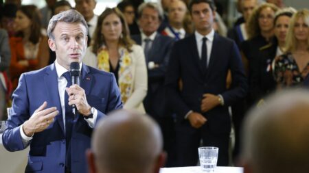 Situation inacceptable dans les lycées professionnels selon Emmanuel Macron, décrochage non fatal La situation des lycées professionnels "est inacceptable", estime Emmanuel Macron
Pour le chef de l'Etat, il n'y a "aucune fatalité" à "garder le même nombre de décrocheurs" au sein des filières professionnelles.