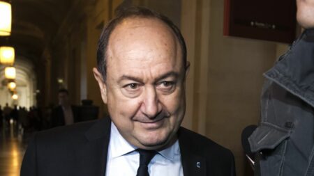 Affaire Squarcini-LVMH : l'ancien patron du renseignement intérieur renvoyé devant le tribunal correctionnel de Paris
              Bernard Squarcini est renvoyé devant le tribunal avec dix autres personnes dans l'affaire des soupçons de trafic d'influence au profit de LVMH.
