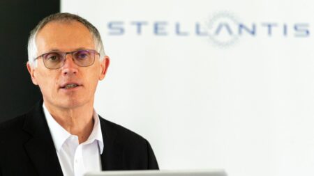 Interdiction de vente des voitures thermiques : Stellantis mise sur les carburants de synthèse
              Stellantis, ex-PSA, met le paquet sur les carburants de synthèse, une façon de s'adapter à l’interdiction de vendre en Europe des véhicules thermiques après 2035. Une mesure approuvée par le Parlement européen en mars 2023.