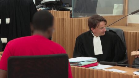 Incendie mortel à Strasbourg : deux accusés devant la justice, trois ans après les faits
              Trois ans et demi après l’incendie d’un immeuble à Strasbourg, dans lequel cinq personnes avaient été tuées, deux hommes comparaissent, depuis mardi 19 septembre, devant la cour d’assises du Bas-Rhin. Ils sont accusés d’avoir jeté sciemment une cigarette dans l’armoire électrique de l’immeuble.