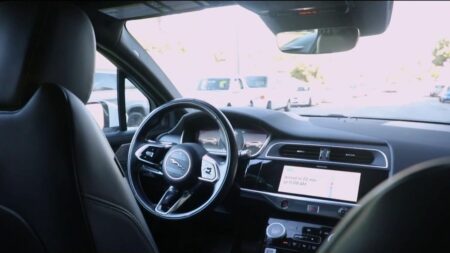 États-Unis : des taxis roulent sans chauffeur à San Francisco
              Il est désormais possible de croiser des taxis sans chauffeur à San Francisco (Californie, États-Unis). Estimés à 600, ces taxis surprennent les habitants.