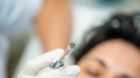 "J'ai encore les traces rouges des injections de Botox", témoigne une patiente de deux sœurs jugées pour pratique illégale de la médecine
              Interpellées en juillet à Valenciennes (Nord), les deux jeunes femmes de 22 et 25 ans sont notamment accusées de "pratique illégale de la médecine", "d’escroquerie" et de "mise en danger de la vie d’autrui".