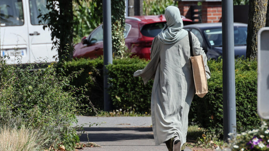 Un tribunal français confirme l'interdiction des robes musulmanes abaya dans les écoles