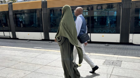 Un tribunal français va se prononcer sur la légalité de l'interdiction des vêtements musulmans abaya