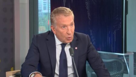 Vente à perte de carburants: Député RN Philippe Ballard dénonce la ‘politique du chèque’ Vente à perte de carburants : une "très mauvaise idée" pour le député RN Philippe Ballard, qui dénonce "la politique du chèque"
L'élu rassemblement national craint pour les stations services indépendantes, qui ne pourront pas vendre à perte, à l'inverse des hypermarchés. "La grande distribution va faire ses marges ailleurs" selon lui.